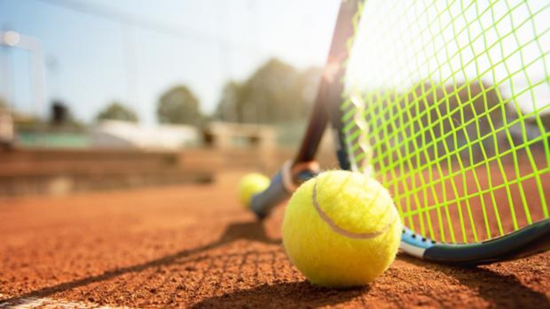 Raqueta y pelota de tenis