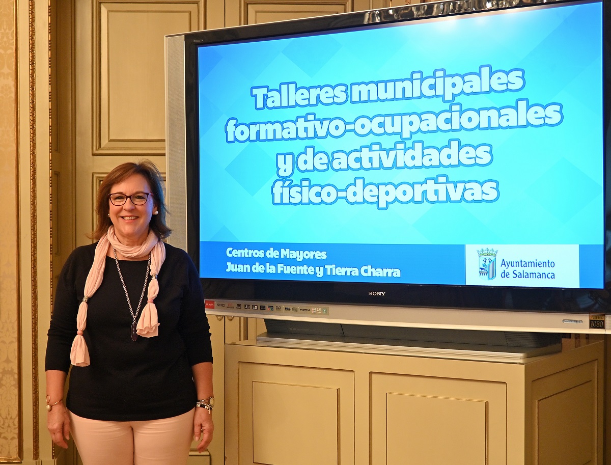 La delegada de mayores  Isabel Macias  durante la presentacion de la programacion 2020