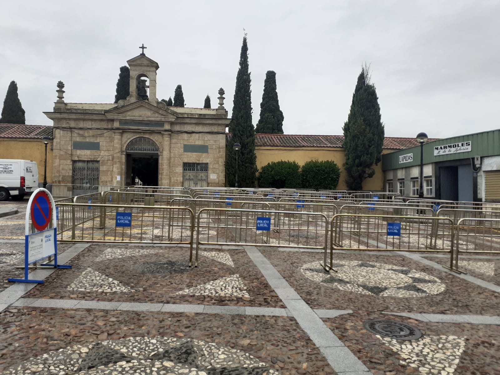 Imagenes del dispositivo de la Policia Local en el Cementerio San Carlos Borromeo