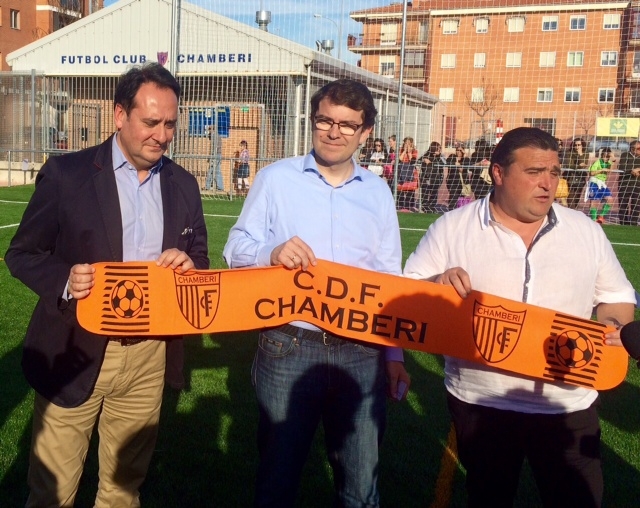 El alcalde de Salamanca  en su visita al campo de futbol de Chamberi reformado por el Ayuntamiento