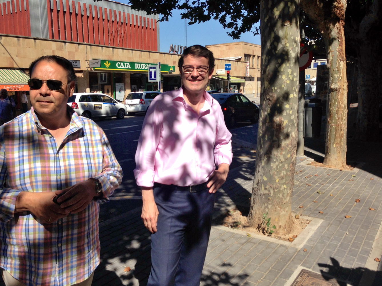 El alcalde de Salamanca  en la visita a Filiberto Villalobos
