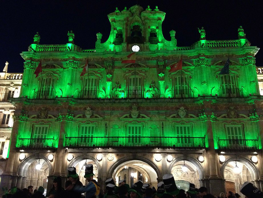 La fachada del Ayuntamiento se ilumina para conmemorar diferentes motivos