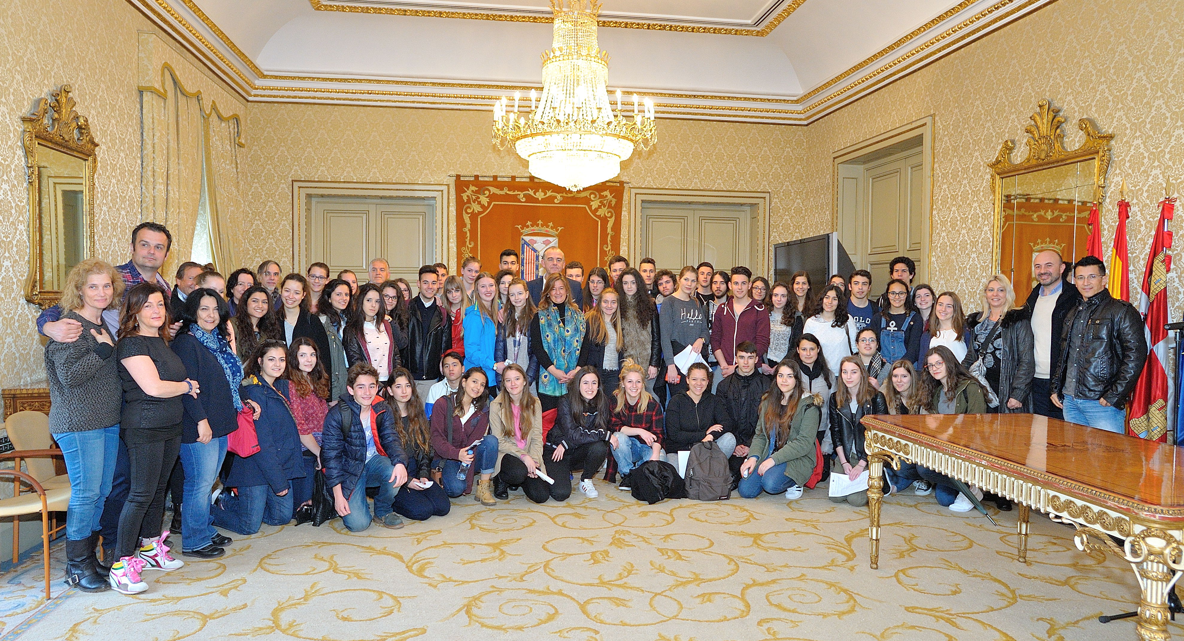 Imagen de la recepcion de los estudiantes en el Ayuntamiento