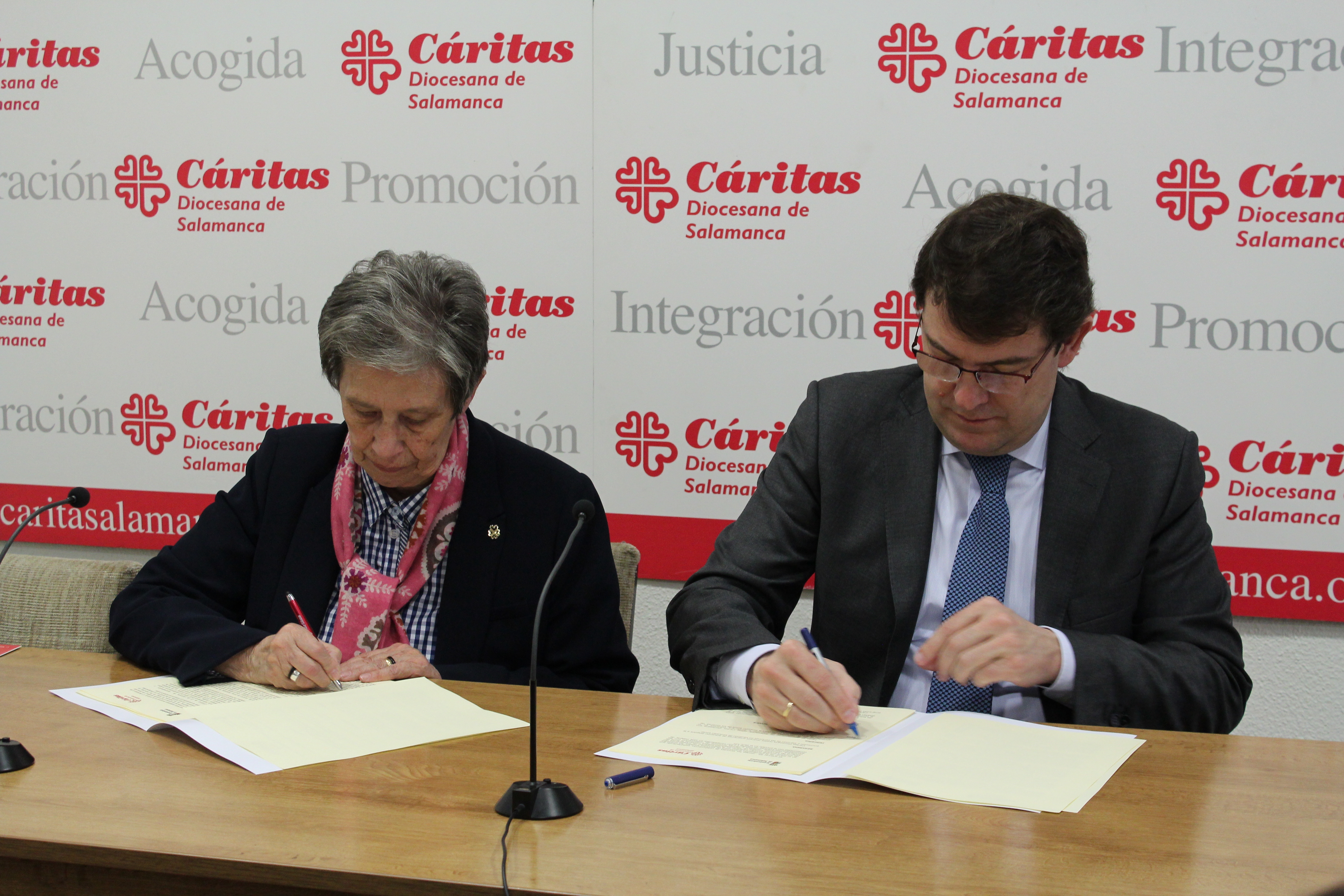 El alcalde de Salamanca y la directora de Caritas Diocesana