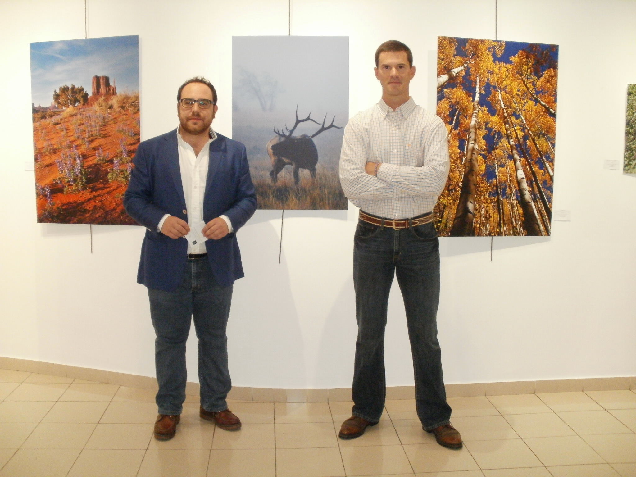 El Concejal de Juventud Daniel Llanos y el artista Jose Luis Alonso