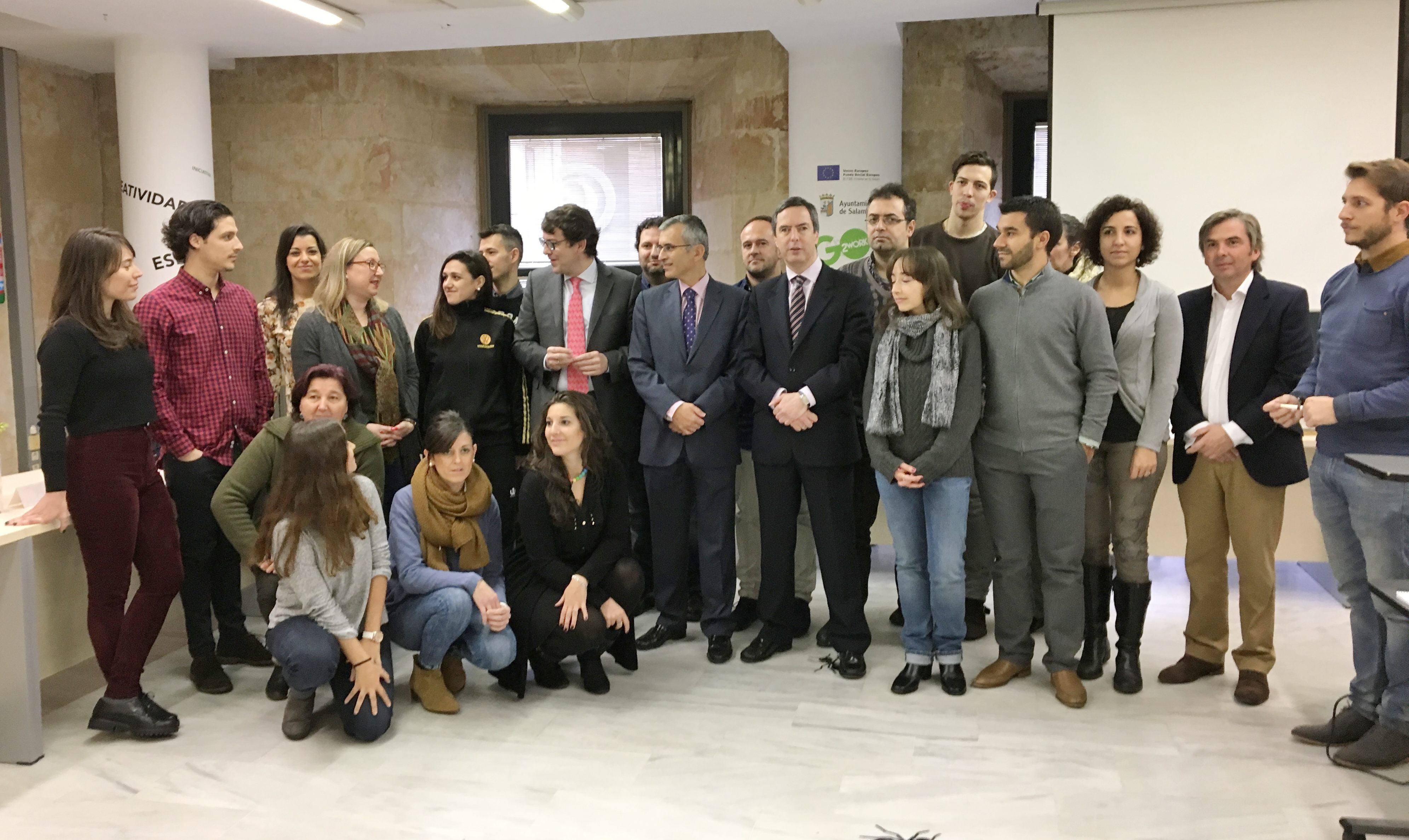 El alcalde de Salamanca  en una visita al  coworking  municipal