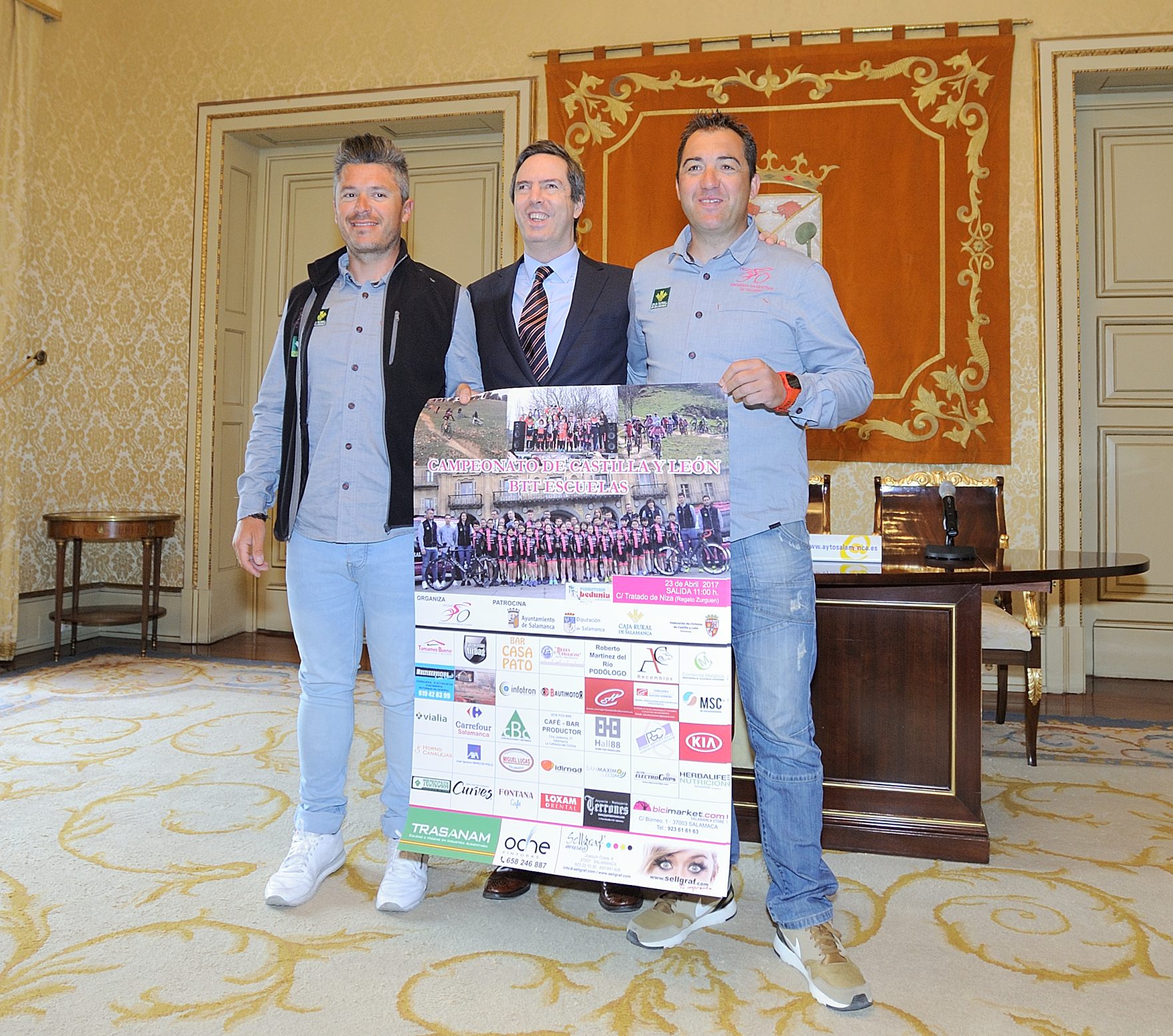 Enrique Sanchez-Guijo  junto con representantes de la Escuela de Ciclismo  Promesal