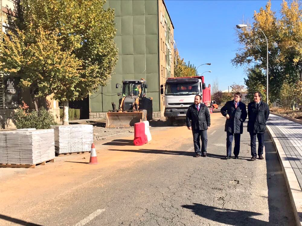 El alcalde junto a los concejales de Urbanismo y Obras en la visita al barrio de San Jose