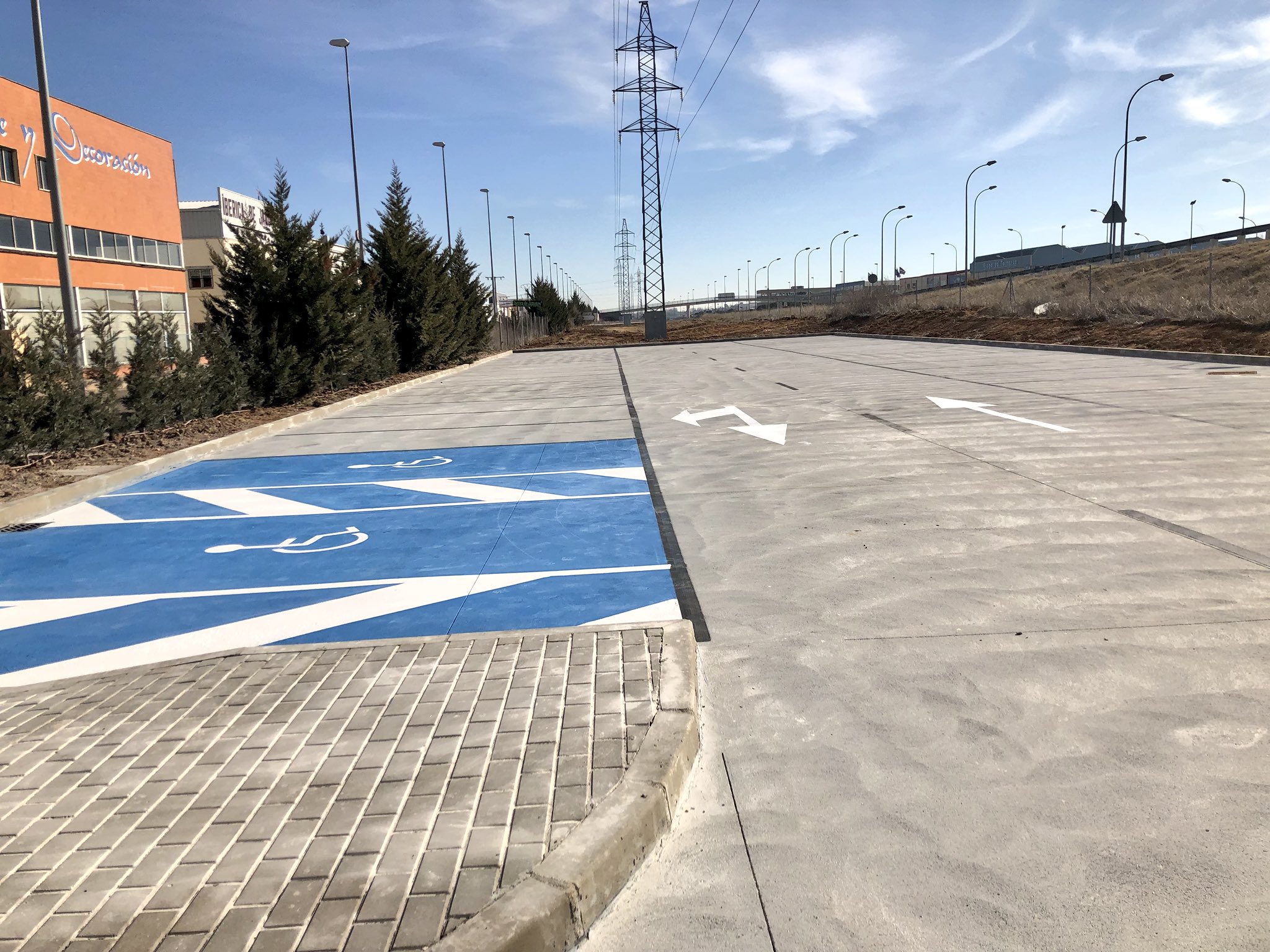 Imagen de los aparcamientos en superficie creados en el Poligono