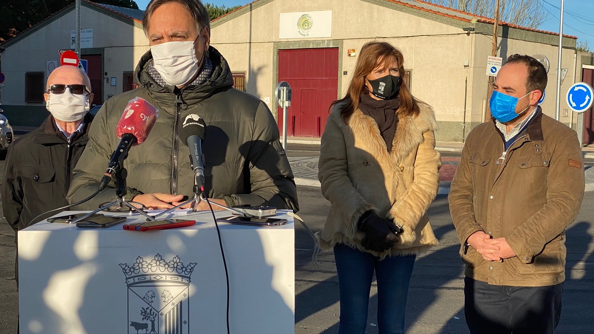 Visita del alcalde a la nueva glorieta en el barrio Puente Ladrillo