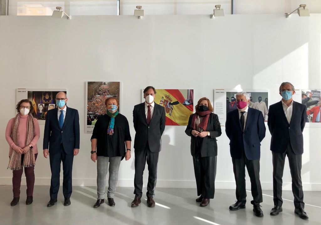 El alcalde  Carlos Garcia Carbayo  en la inauguracion de la exposicion