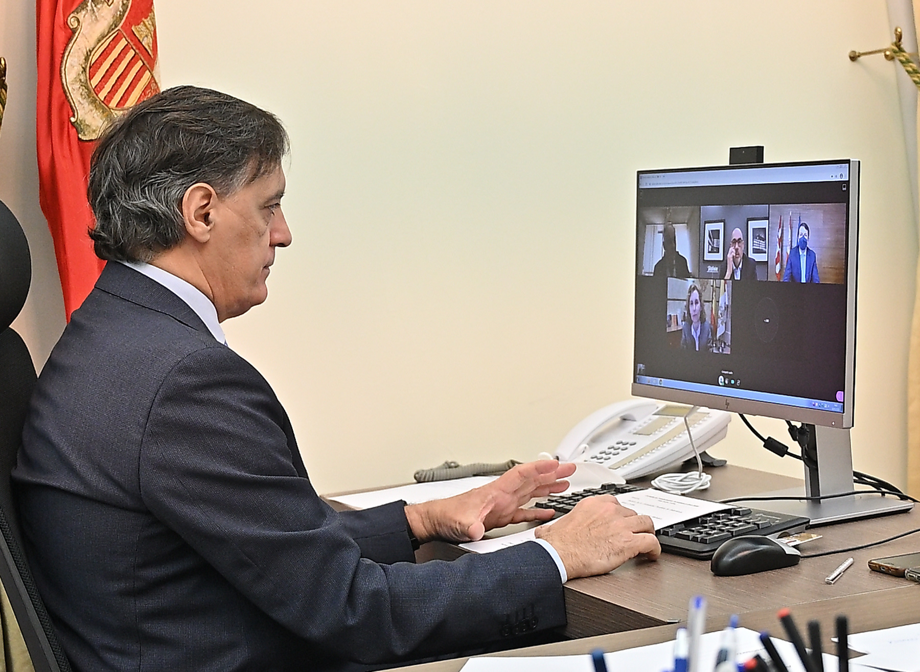 El alcalde  Carlos Garcia Carbayo  durante la videoconferencia