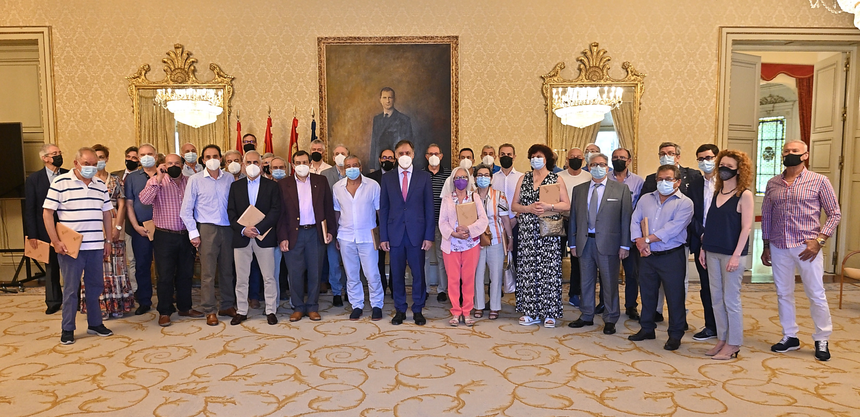 El alcalde junto a los trabajadores jubilados en el Salon de Recepciones
