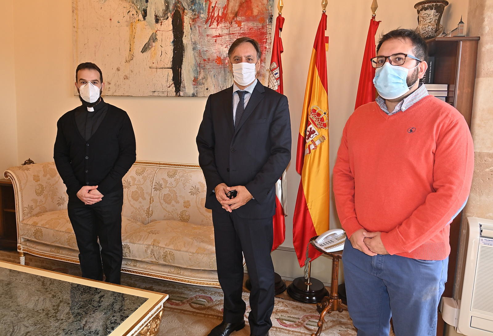 El alcalde junto con el P. enrique mora y alvaro gomez