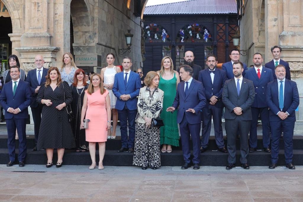 El alcalde y demas autoridades junto a la Reina Dona Sofia