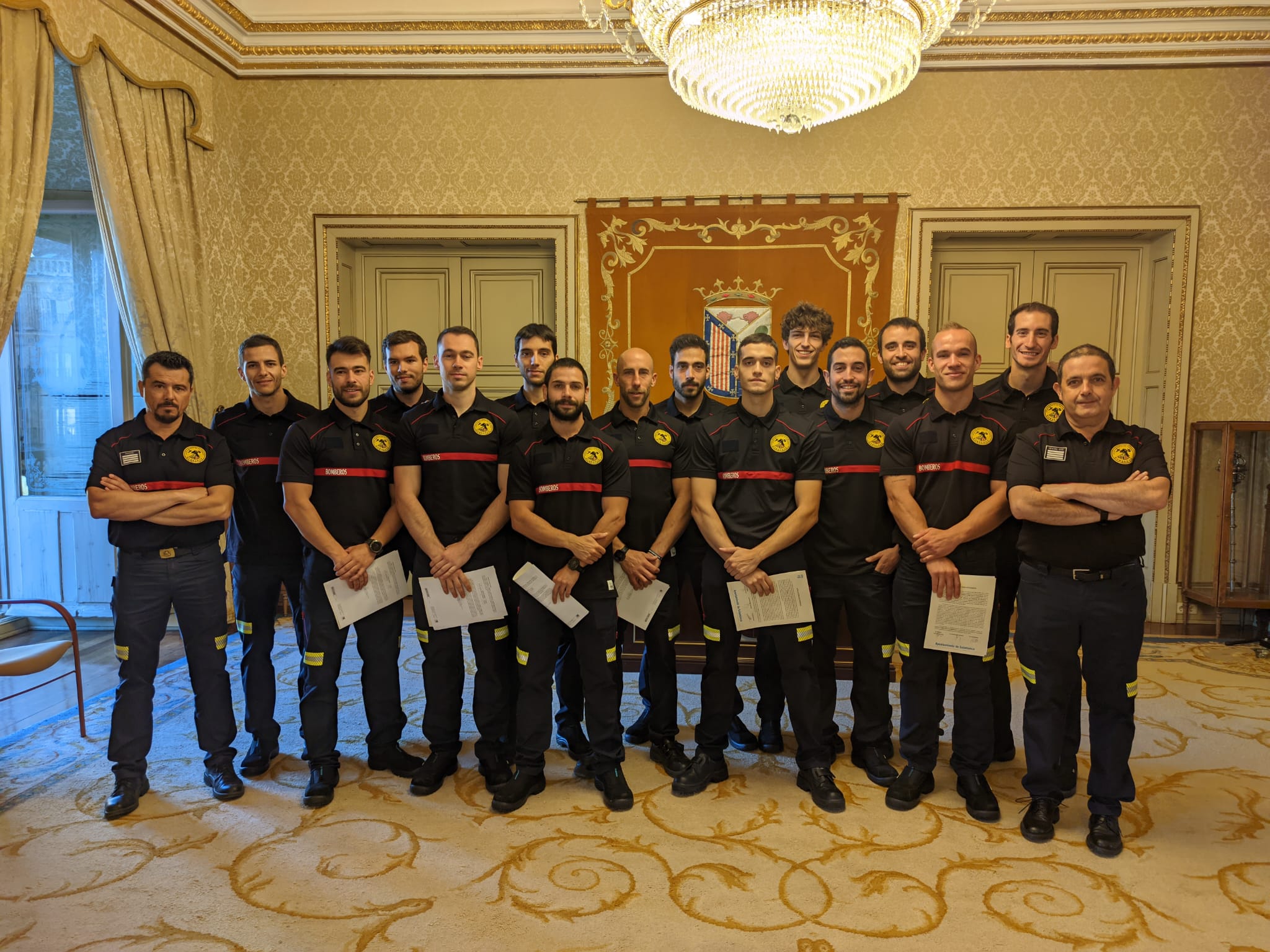 Fotografia de familia de los nuevos bomberos del Servicio de Extincion y Salvamento
