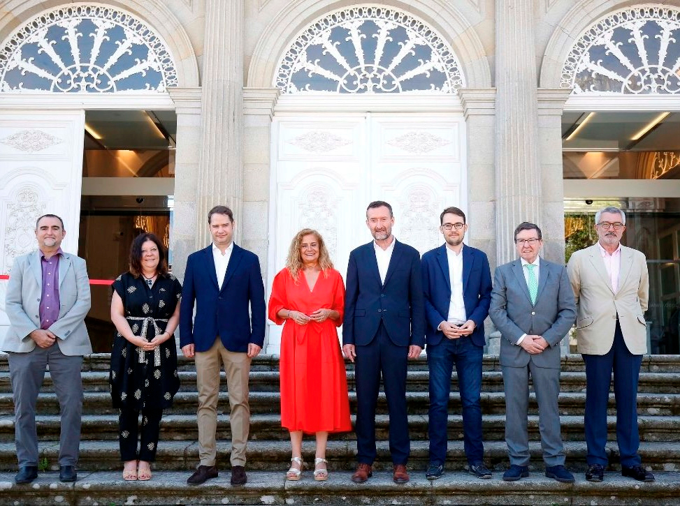 Fernandez Silva  3º dcha.  con los miembros del consejo de gobierno de la red en pontevedra