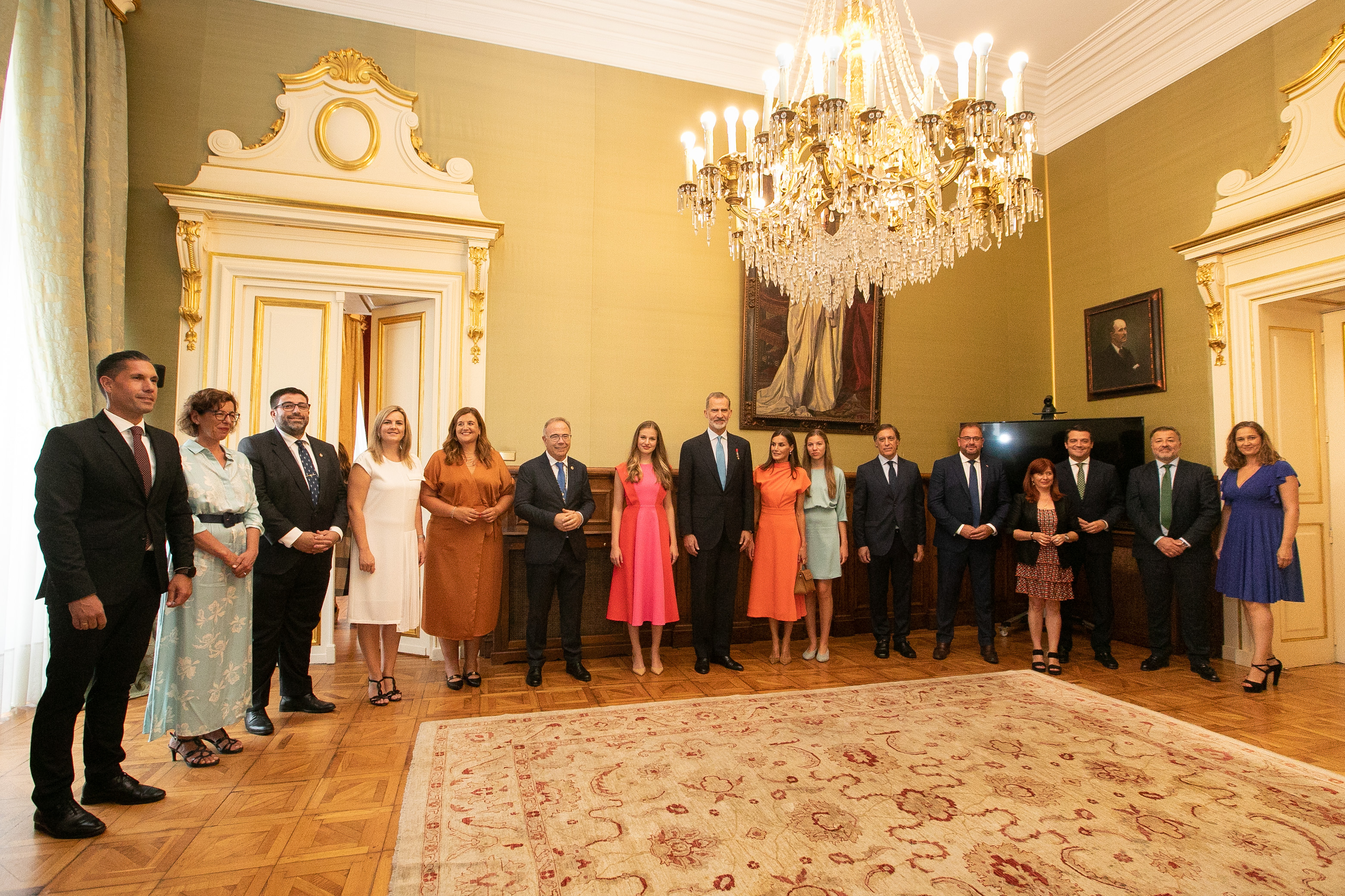 Alcaldes del GCPHE junto a los Reyes y las Infantas en Santiago de Compostela