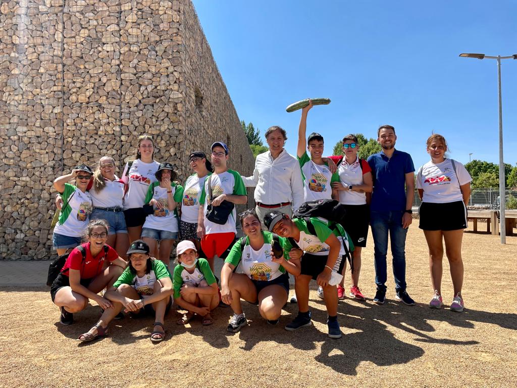 El alcalde de Salamanca junto a los ninos y jovenes de la semicolonia de AVIVA