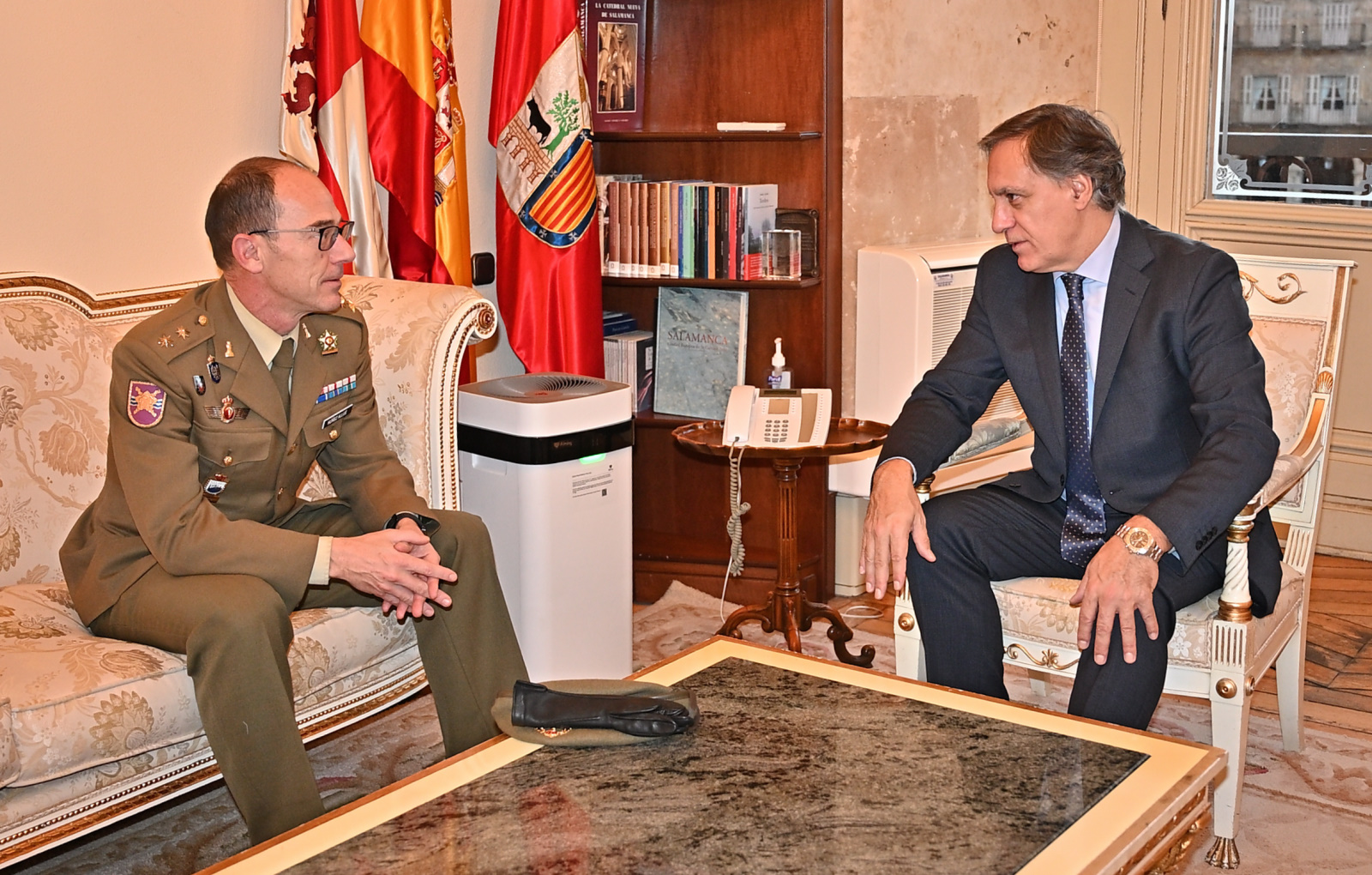 Carlos Garcia Carbayo y Luis Fernando Nunez Allue  nuevo teniente coronel del REI 11